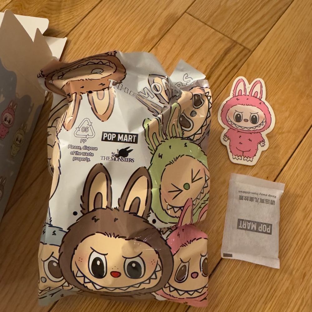 THE MONSTERS - Popmart Exciting Macaron Vinyl Face Lychee Berry